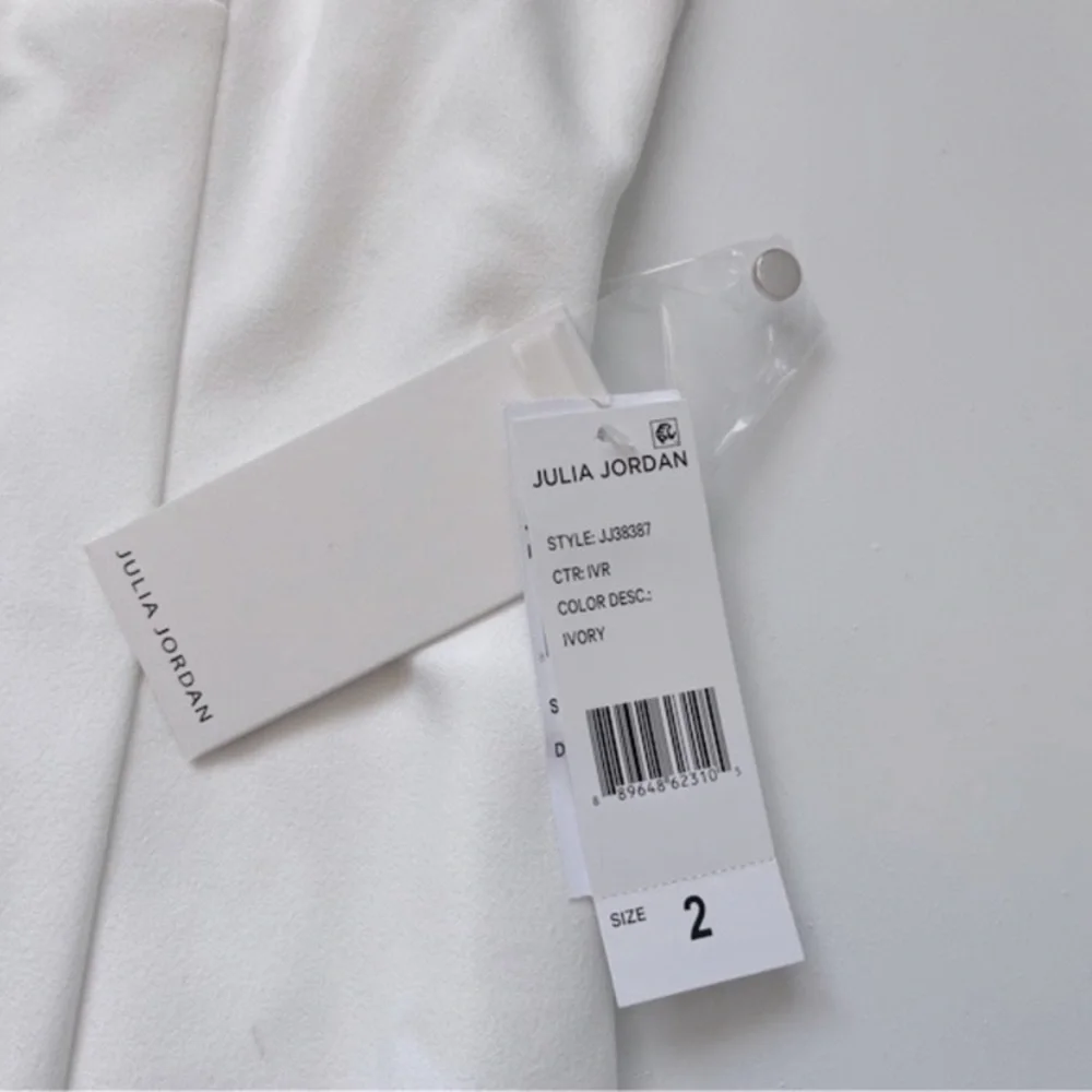 Julia Jordan White/Ivory Twist Front Halter Neck Sleeveless Sheath Dress
Size 2 - Picture 10 of 12
